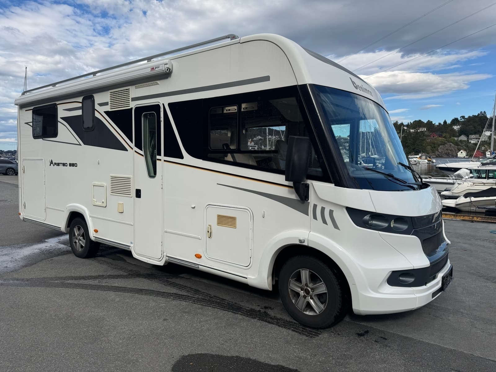 Benimar Aristeo 660 | Rentekampanje 1,99% i 3 år | 3674,- pr mnd | Solcelle | AC i bodel | S+V | Garanti