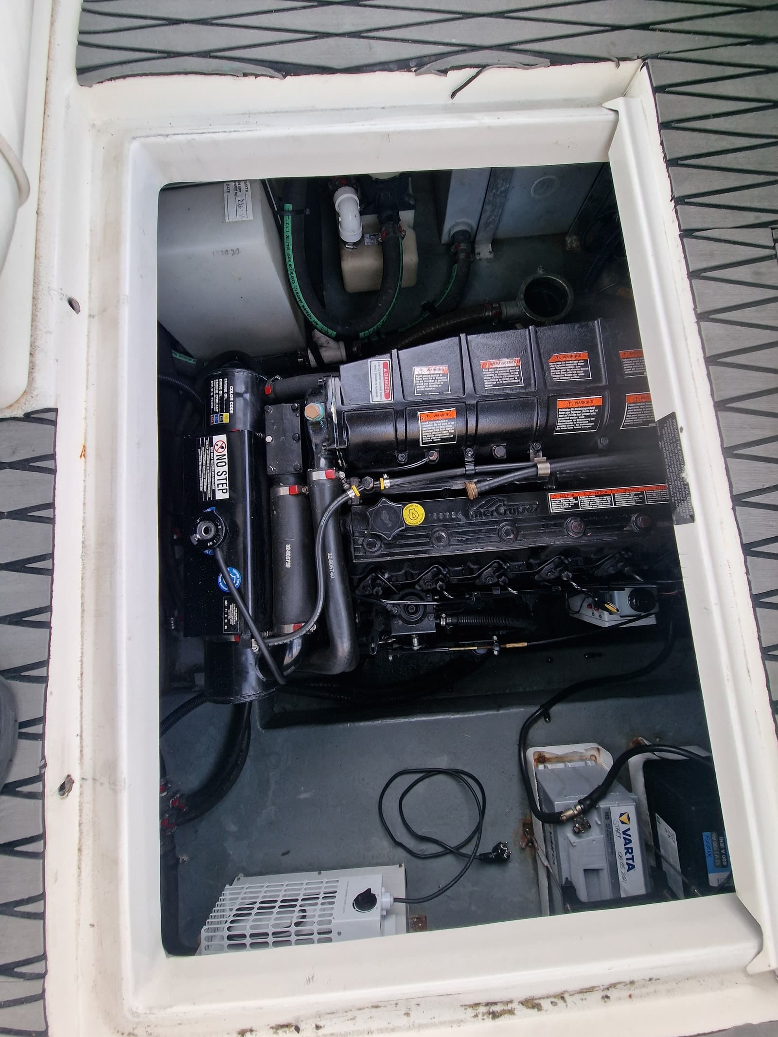 BM-125 Sea Ray 250DA m/Mercruiser 4.2 disel 220 hk. Bravo 2 Hekk aggregat - thumbnail 25