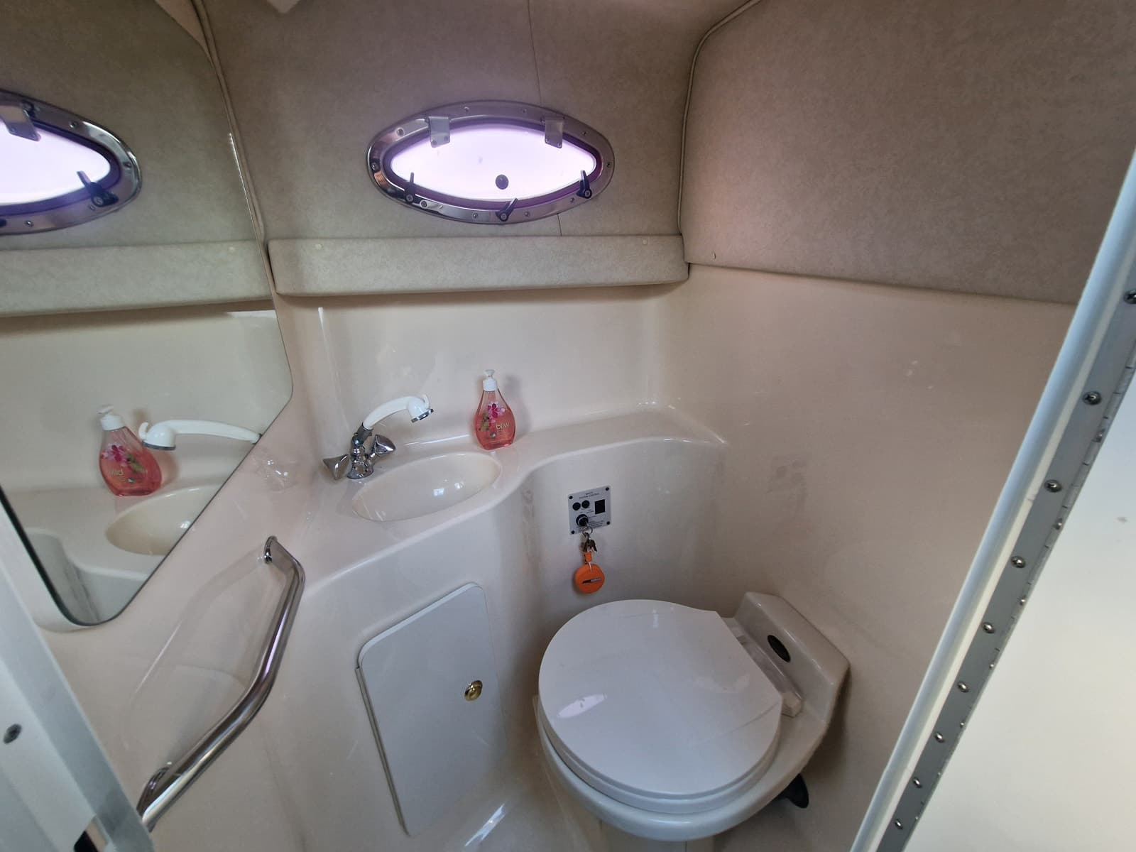 BM-125 Sea Ray 250DA m/Mercruiser 4.2 disel 220 hk. Bravo 2 Hekk aggregat - thumbnail 17
