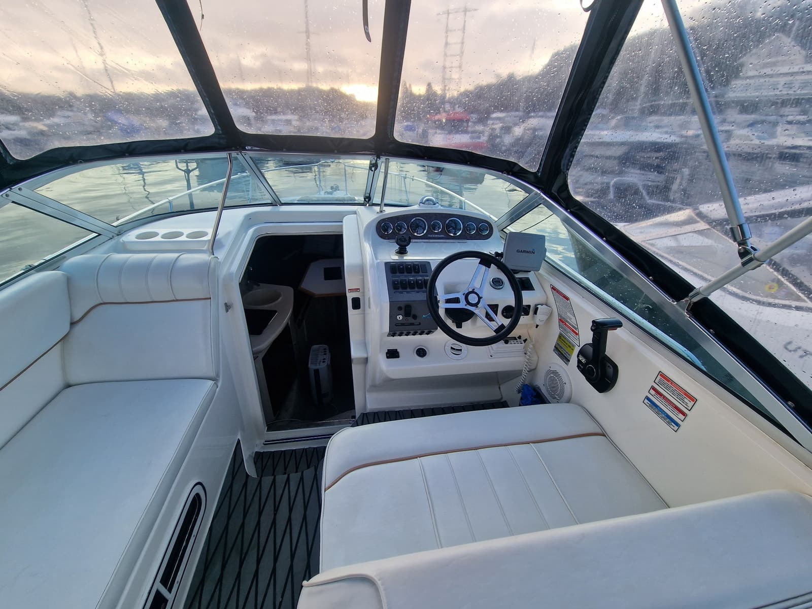BM-125 Sea Ray 250DA m/Mercruiser 4.2 disel 220 hk. Bravo 2 Hekk aggregat - thumbnail 5