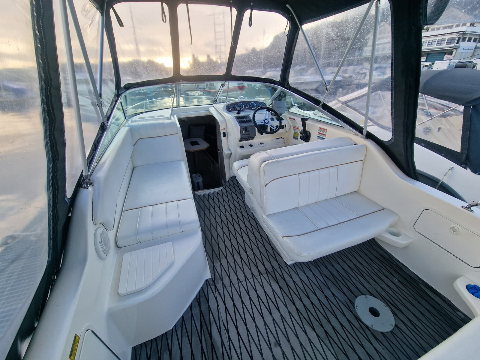 BM-125 Sea Ray 250DA m/Mercruiser 4.2 disel 220 hk. Bravo 2 Hekk aggregat - thumbnail 6
