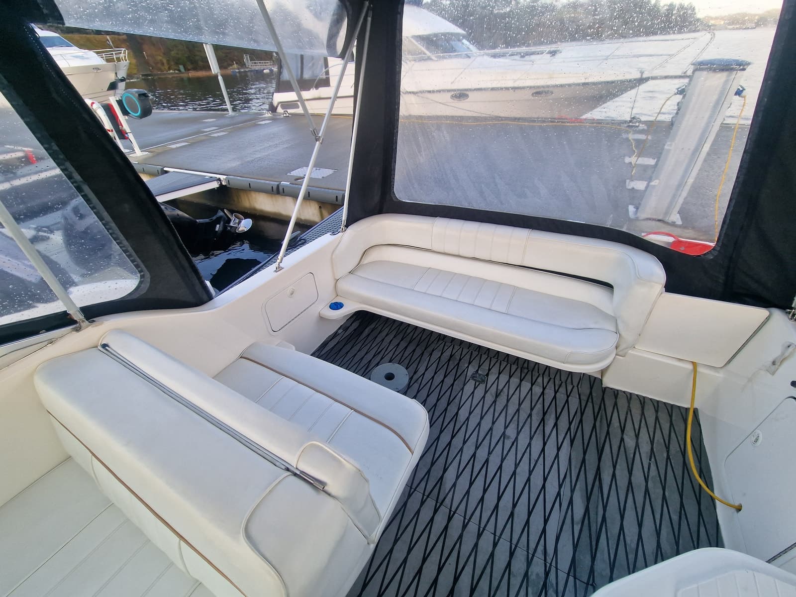 BM-125 Sea Ray 250DA m/Mercruiser 4.2 disel 220 hk. Bravo 2 Hekk aggregat - thumbnail 11