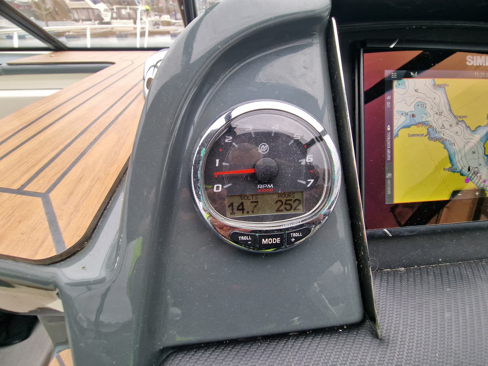 BM-136 UTTERN D70 m/ V6 200 HK Mercury-Klar til bruk !!! - thumbnail 16