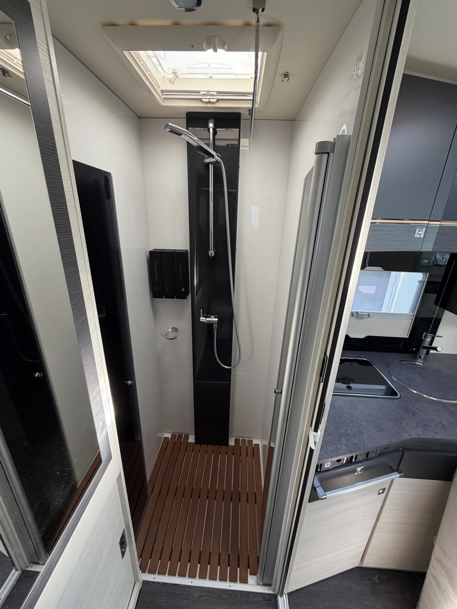 Challenger Sirius 2060 | Hydrauliske bein | Inverter | Solcellepanel |Lithium | Ledbar - thumbnail 23