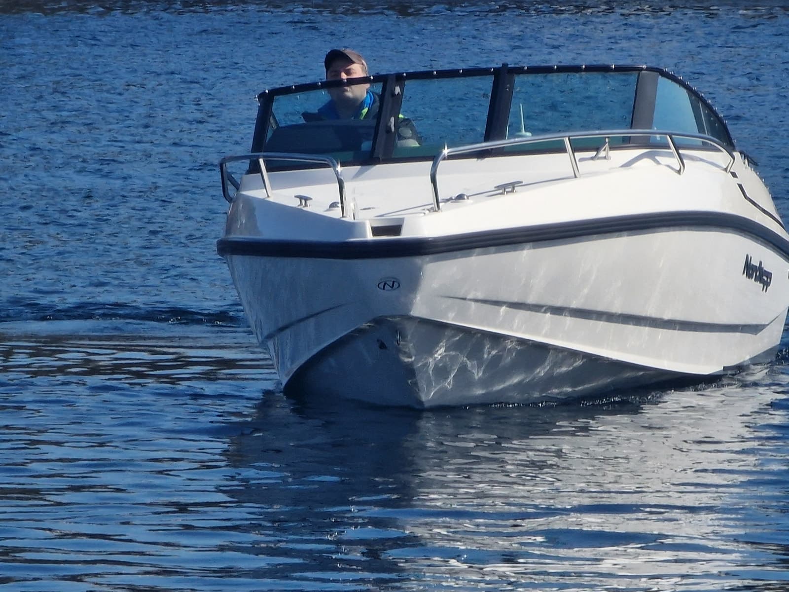 BM-142 Nordkapp 605 Noblesse-Eivinrude 150 hk. Klargjort for sesongen.