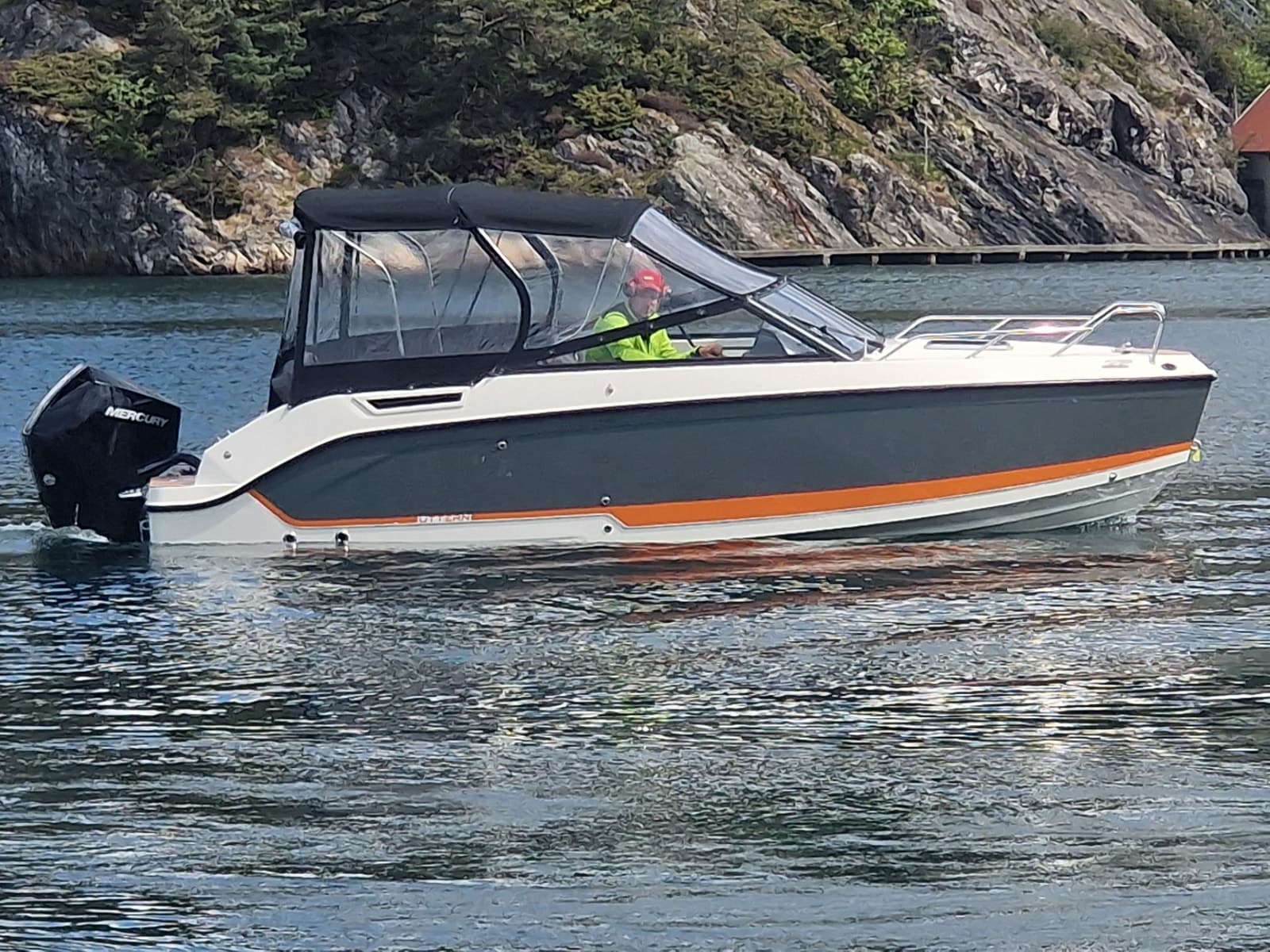 BM-147 Uttern D65 m Mercury 225 hk. Kun 105 t. Vinter lagret  Klar til sesongen.