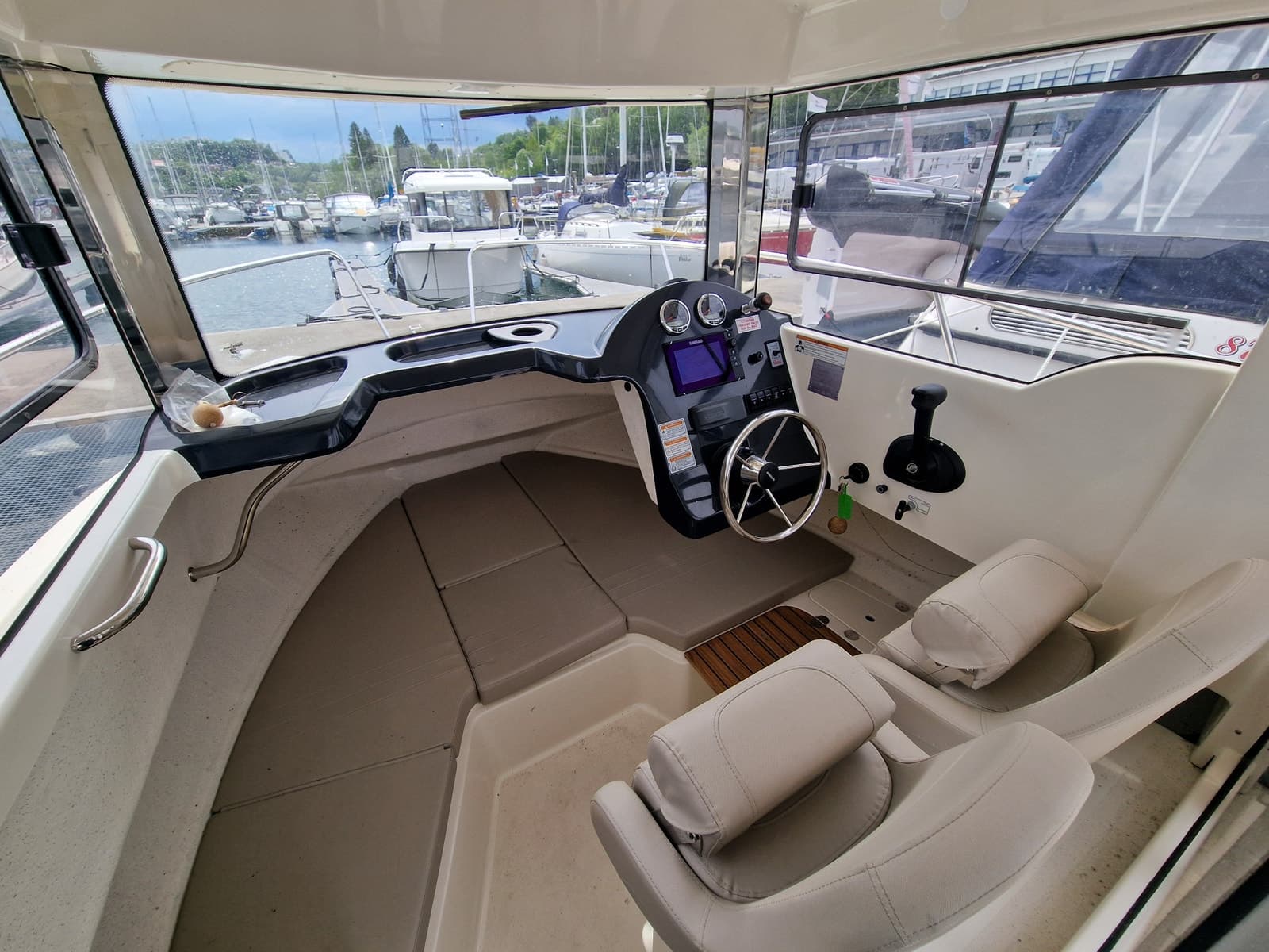 BM-152 Quicksilver Arvor 690 m helt ny Mercruiser 115 hk innenbords motor. - thumbnail 4