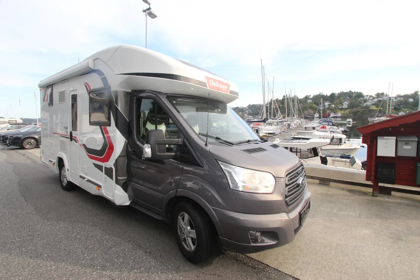 Challenger 270 Premium | Solcelle | Webasto