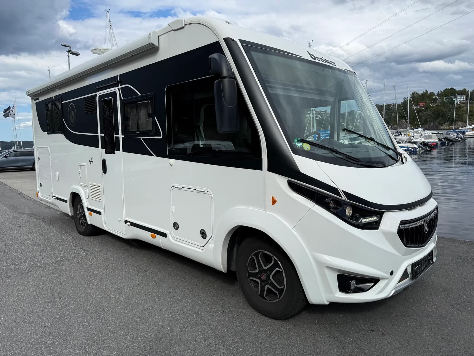 Benimar 997 – lav km – lithium – sykkelstativ – tv med antenne