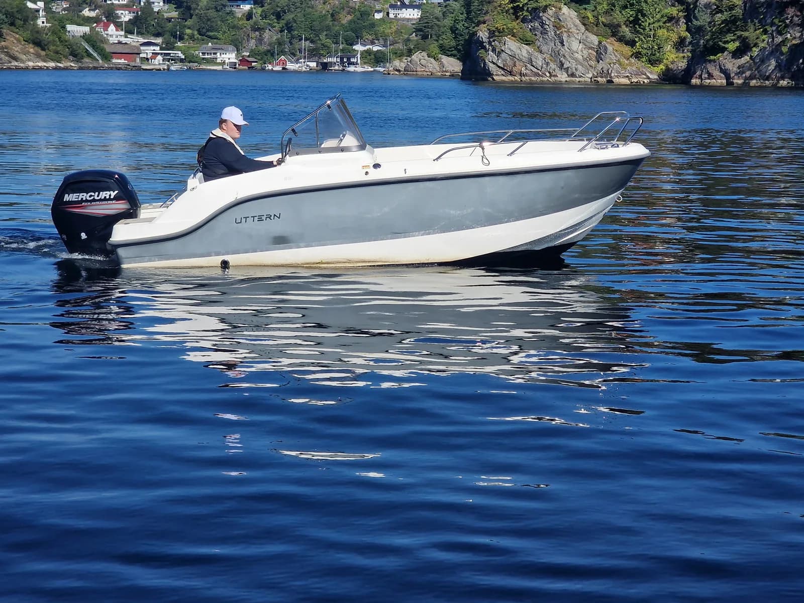 BM-177 UTTERN S51 M/ F80 EFI-140 timer- Praktisk båt til fiske og  fritid.